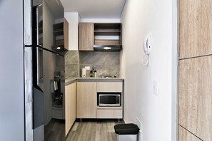 Frigorífico, microondas, horno y placa de cocina