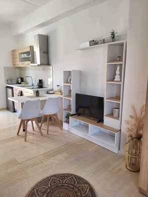 Kühlschrank, Mikrowelle, Herdplatte, Wasserkocher mit Kaffee-/Teezubehör