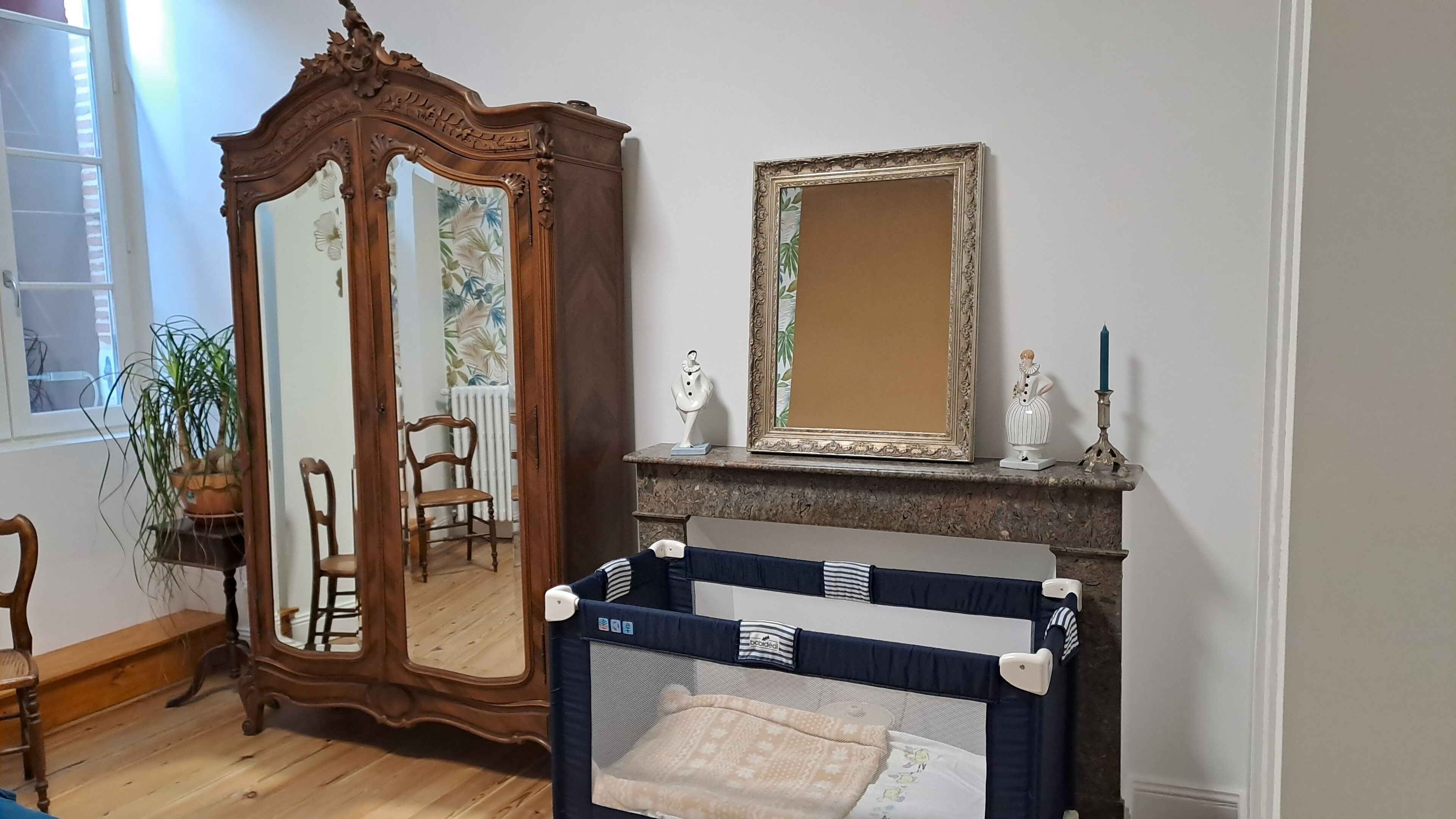 4 slaapkamers, een bureau, een strijkplank/strijkijzer, wifi