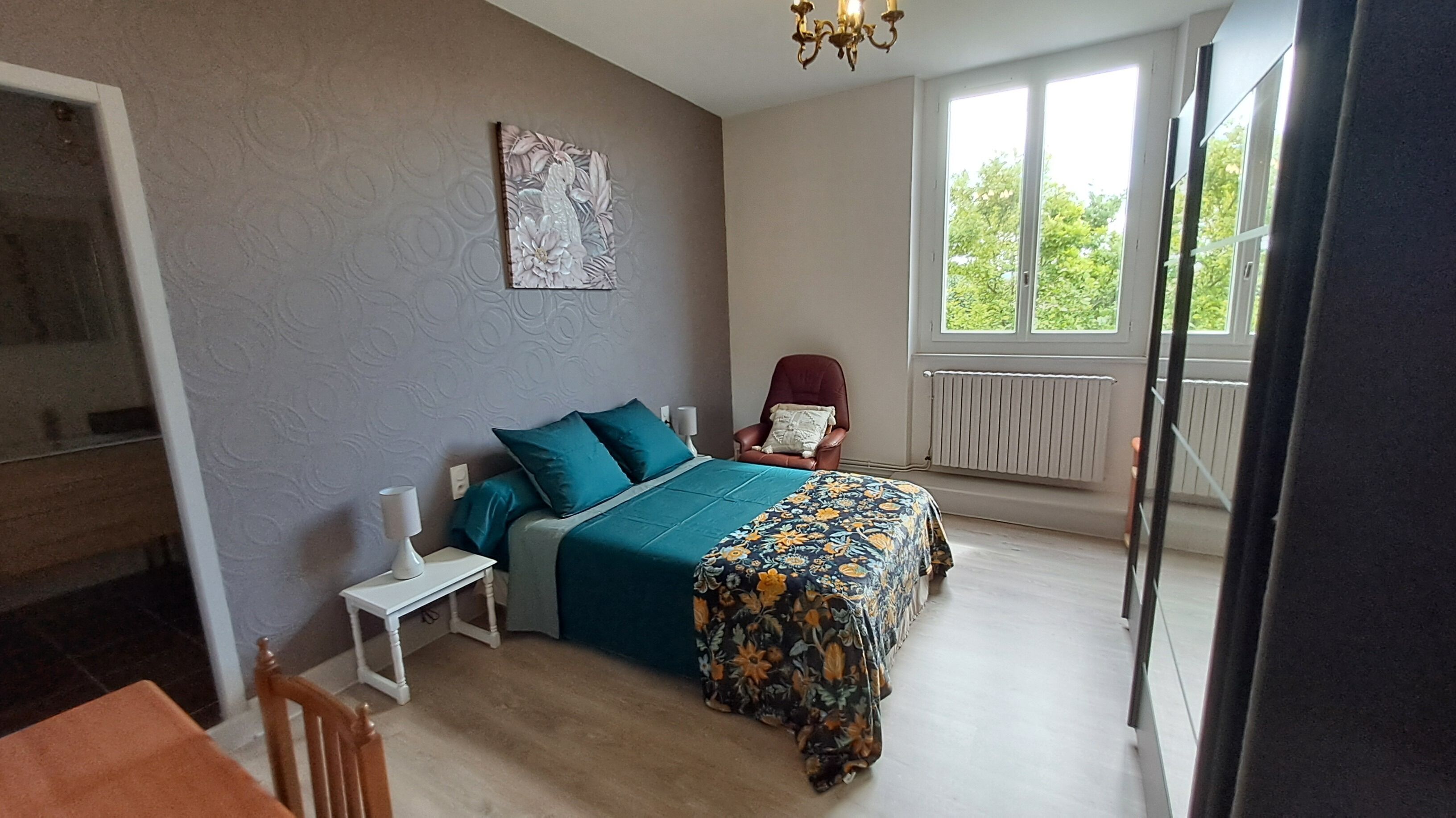 4 slaapkamers, een bureau, een strijkplank/strijkijzer, wifi