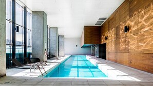 Pool - A 2BR Apt with Harbour Views and FREE Parking (Melbourne)