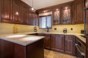 Mikroaaltouuni, uuni, liesi, astianpesukone