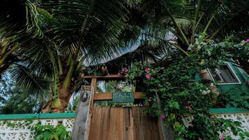 Vista frontal de la propiedad