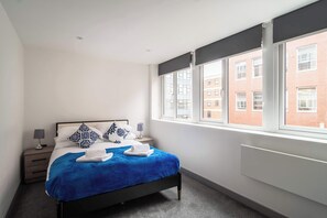 1 bedroom, desk, iron/ironing board, WiFi - Modern & Bright 1 Bed Apartment in Preston Centre (Preston)