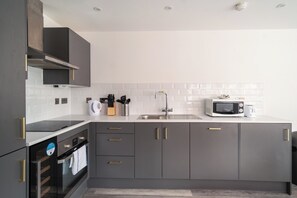 Fridge, microwave, oven, stovetop - Modern & Bright 1 Bed Apartment in Preston Centre (Preston)