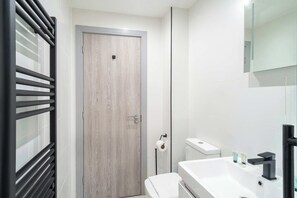 Shower, hair dryer, towels - Modern & Bright 1 Bed Apartment in Preston Centre (Preston)