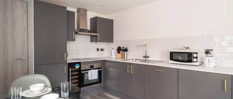Kühlschrank, Mikrowelle, Ofen, Herdplatte