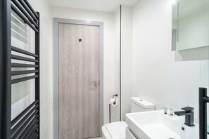 Shower, hair dryer, towels - Modern & Bright 1 Bed Apartment in Preston Centre (Preston)