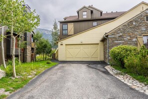 Exterior - Home with Loft Area! Panoramic Mountain View! Shared Hot Tub (Mammoth Lakes)