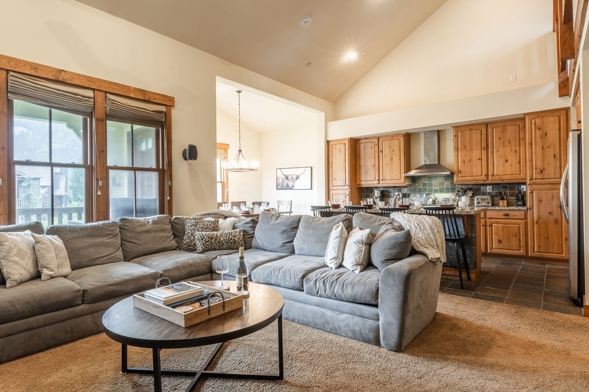 Una Smart TV, una chimenea