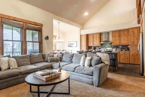 Home with Loft Area! Panoramic Mountain View! Shared Hot Tub