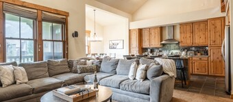 Home with Loft Area! Panoramic Mountain View! Shared Hot Tub