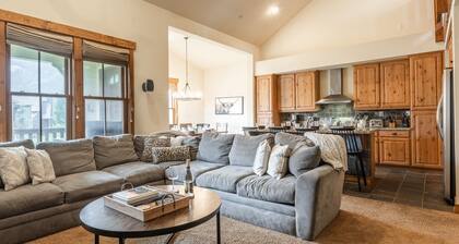 Home with Loft Area! Panoramic Mountain View! Shared Hot Tub