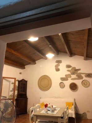 Dining - Casa Pietro - Casa con giardino a 5 minuti dal mare (La Muddizza)