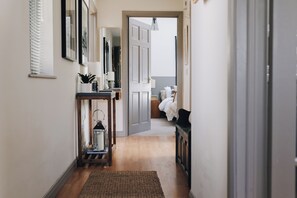 1 bedroom, in-room safe, iron/ironing board, travel crib - The Studio Helen’s Bay Luxury Seaside Cottage - 5 minutes walk from beach (Helen's Bay)