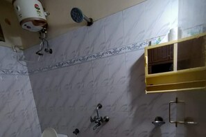 Shower, towels, toilet paper - Hyderabad Serenity Retreat - 3 Bdrm Apartment (Hyderabad)