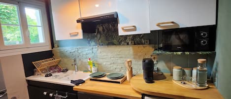 Réfrigérateur, micro-ondes, plaque de cuisson, cafetiÚre/bouilloire