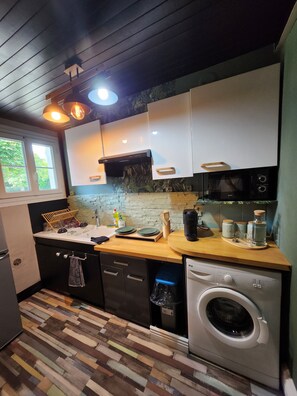 Réfrigérateur, micro-ondes, plaque de cuisson, cafetière/bouilloire