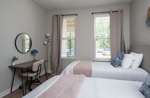 3 habitaciones, escritorio, tabla de planchar con plancha y wifi