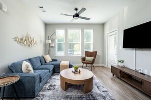 TV - Charming, New Apt | Pool | Long Stays (Athens)