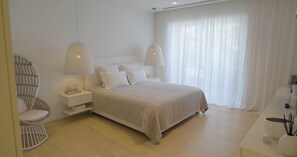 6 camere, una cassaforte in camera, una scrivania, ferro/asse da stiro