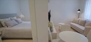 6 Schlafzimmer, Zimmersafe, Schreibtisch, Bügeleisen/Bügelbrett