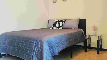 3 bedrooms, desk, Internet