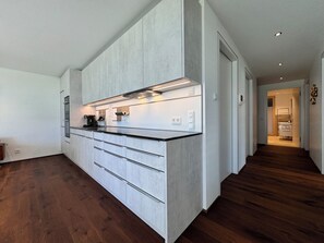 Refrigerador, horno, parrilla de estufa y lavavajillas 