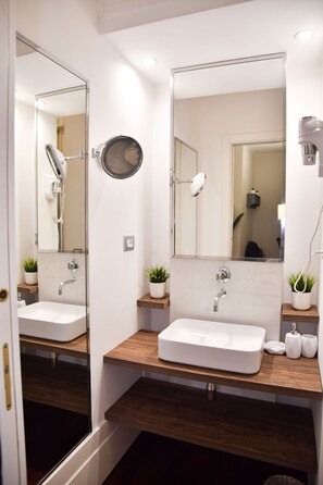 Hårføner, bidé, håndklær og såpe