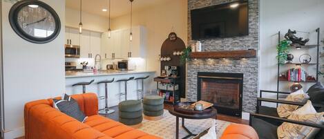 Älytelevisio, takka, kirjoja