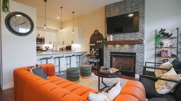 Smart TV, chimenea y libros