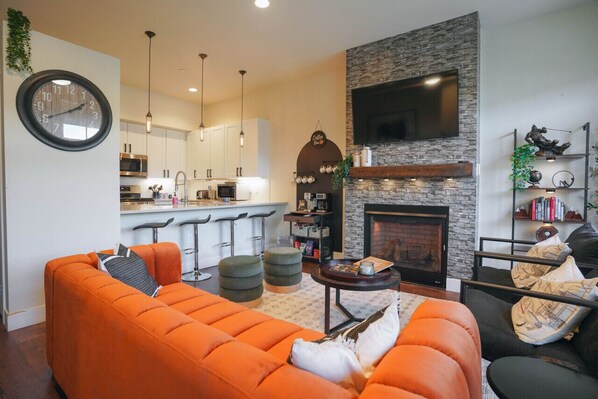 Smart TV, fireplace, books - WinterPark*Ski*CoffeeBar*Pets+*CommunalHotTub (Winter Park)
