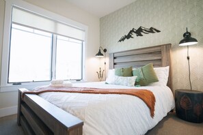 2 bedrooms, travel crib, free WiFi, bed sheets