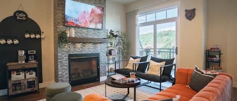 Smart TV, chimenea y libros