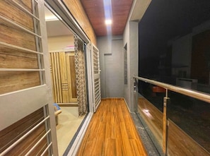 Vila, vista para a piscina | Sacada