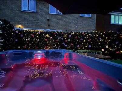 Romantic Swiss Cabin Hideaway & Hot Tub Spa Pool