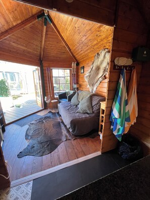 Smart-tv, boeken en een stereo