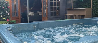 Romantic Swiss Cabin Hideaway & Hot Tub Spa Pool