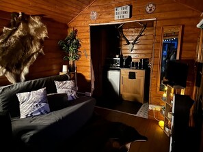 TV connectée, livres, chaîne hi-fi