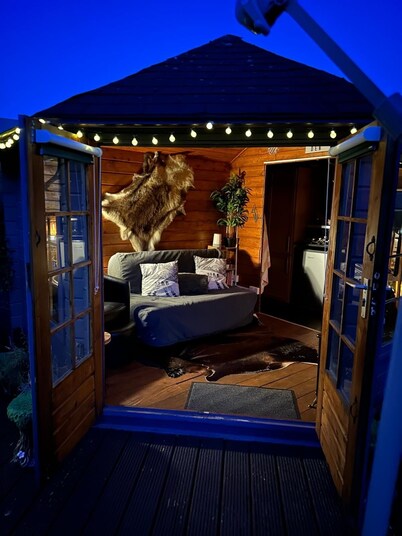 Romantic Swiss Cabin Hideaway & Hot Tub Spa Pool