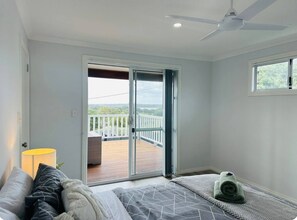 3 chambres, bureau, fer et planche à repasser, lit parapluie