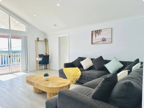 Cosy Lakeside Beach Retreat, lake views, pet friendly, sleeps 8, fishing, 4WD