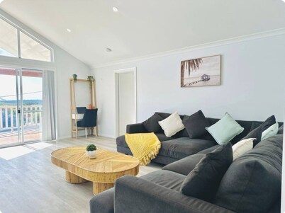 Cosy Lakeside Beach Retreat, lake views, pet friendly, sleeps 8, fishing, 4WD