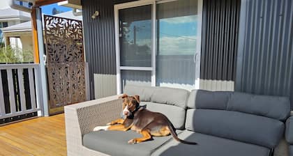 Cosy Lakeside Beach Retreat, lake views, pet friendly, sleeps 8, fishing, 4WD