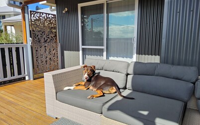 Cosy Lakeside Beach Retreat, lake views, pet friendly, sleeps 8, fishing, 4WD