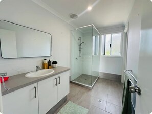 Douche, séchoir à cheveux, serviettes fournies, savon