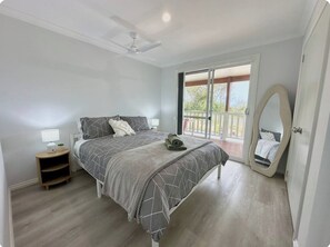 3 chambres, bureau, fer et planche à repasser, lit parapluie