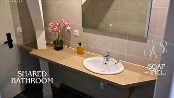 Dutxa, assecador de cabells, tovalloles i sabó