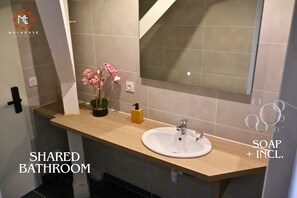 Een douche, een haardroger, handdoeken, zeep