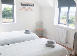 3 bedrooms, free cots/infant beds, bed sheets - Bell View Holiday Home Sheeps Head (Kilcrohane)
